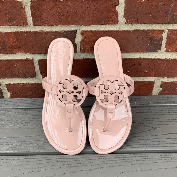 【Tory Burch】MILLER パテント サンダル／シーシェルピンク Tory Burch Miller Embellished Sandal Seashell Pink Leather